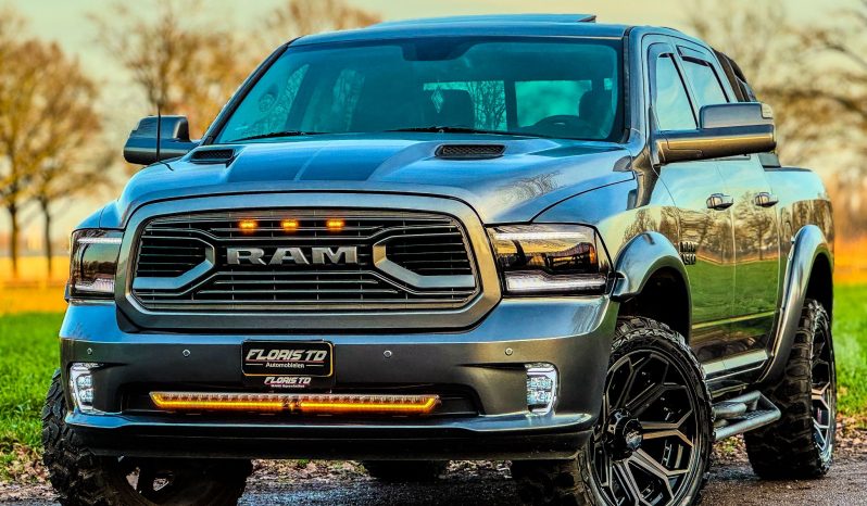 DODGE RAM 1500 5.7L V8 HEMI 4X4 401PK * SPORT * WIDE BODY * VERHOOGD * VERBREED * MORIMOTO KOPLAMPEN * CUSTOM UITLAATSYSTEEM * PPF SMOKE VERLICHTING * ROLBAR * LAGE BIJTELLING * LEDBAR * 22 INCH LICHTMETALEN SPORTVELGEN * ROLBAR * OFF ROAD BANDEN * vol