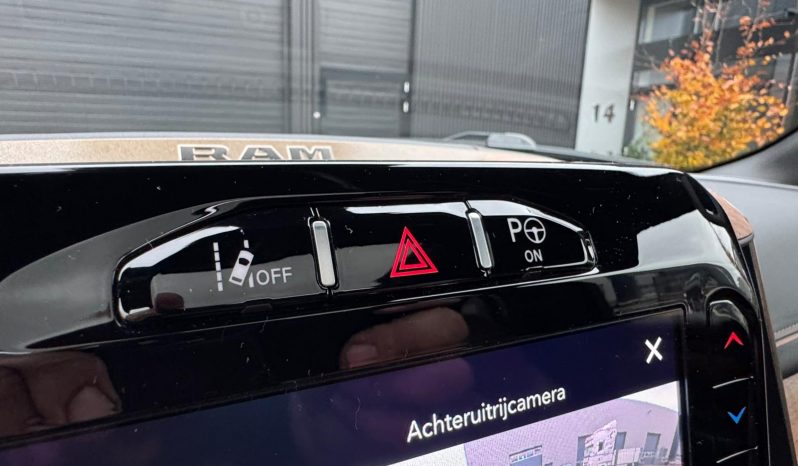 DODGE RAM 1500 5.7L HEMI V8 4X4 * LONGHORN EDITION * BOM VOL * UNIEK * PRACHTIGE CONDITIE * PATRIOT BLUE METALLIC * NIEUWSTAAT * 22 INCH 4-PLAY BREEDSET * SPLIT TAILGATE * ELEKTRISCHE TREEPLANKEN * AFSTAND START * LUCHTVERING * GROOT SCHERM * 360 CAMERA * vol
