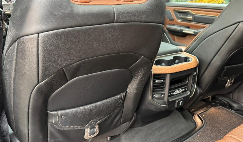 DODGE RAM 1500 5.7L HEMI V8 4X4 * LONGHORN EDITION * BOM VOL * UNIEK * PRACHTIGE CONDITIE * PATRIOT BLUE METALLIC * NIEUWSTAAT * 22 INCH 4-PLAY BREEDSET * SPLIT TAILGATE * ELEKTRISCHE TREEPLANKEN * AFSTAND START * LUCHTVERING * GROOT SCHERM * 360 CAMERA * vol