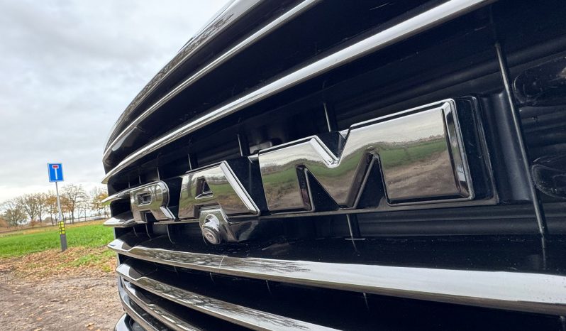 DODGE RAM 1500 5.7L HEMI V8 4X4 * LONGHORN EDITION * BOM VOL * UNIEK * PRACHTIGE CONDITIE * PATRIOT BLUE METALLIC * NIEUWSTAAT * 22 INCH 4-PLAY BREEDSET * SPLIT TAILGATE * ELEKTRISCHE TREEPLANKEN * AFSTAND START * LUCHTVERING * GROOT SCHERM * 360 CAMERA * vol