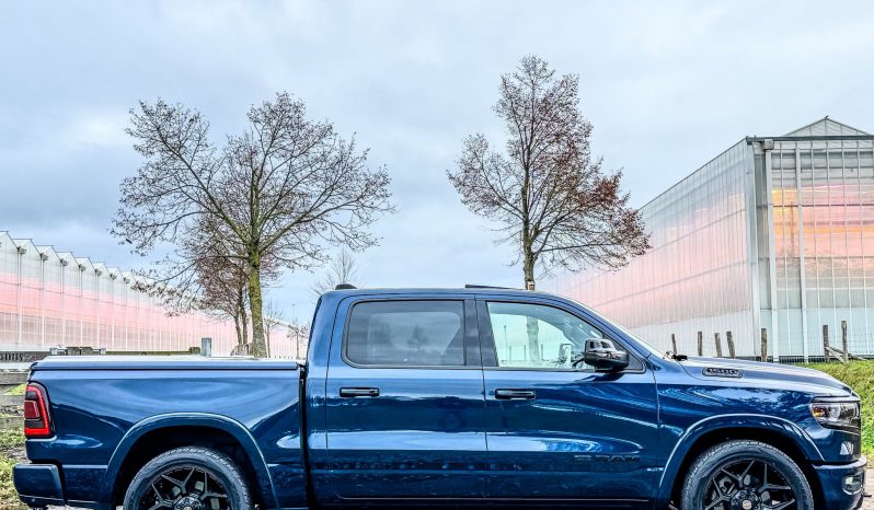 DODGE RAM 1500 5.7L HEMI V8 4X4 * LONGHORN EDITION * BOM VOL * UNIEK * PRACHTIGE CONDITIE * PATRIOT BLUE METALLIC * NIEUWSTAAT * 22 INCH 4-PLAY BREEDSET * SPLIT TAILGATE * ELEKTRISCHE TREEPLANKEN * AFSTAND START * LUCHTVERING * GROOT SCHERM * 360 CAMERA * vol