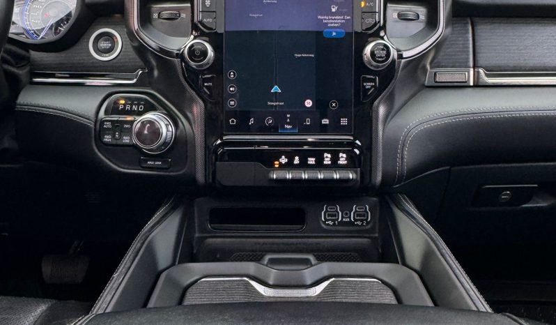 DODGE RAM 1500 5.7L HEMI 4X4 401PK V8 * LIMITED EDITION * PRACHTIGE KLEUR COMBINATIE * FULL OPTION * SPLIT TAILGATE * 122 LITER PRINS LPG * 22 INCH 4 – PLAY * BLACK-OPPS UITVOERING * DIGITALE CAMERA SPIEGEL * HEAD – UP DISPLAY * SUPER DIKKE PICK-UP * vol