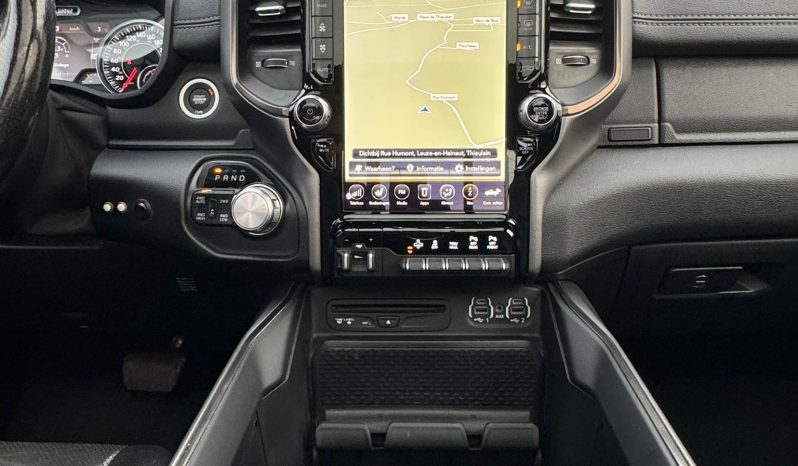 DODGE RAM 1500 5.7L HEMI 4X4 401PK V8 * SPORT * WIDE BODY * 22 INCH FUEL * MICKEY THOMPSON * TREINHOORN * ELEKTRISCHE TREEPLANKEN * CUSTOM CARBON STRIPING * MORIMOTO KOPLAMPEN *  B – E COMBINATIE * FIFTH WHEEL * GROOT SCHERM * KLEPPENDEMPER MET AFSTANDSBEDIENING * BOM VOL * vol