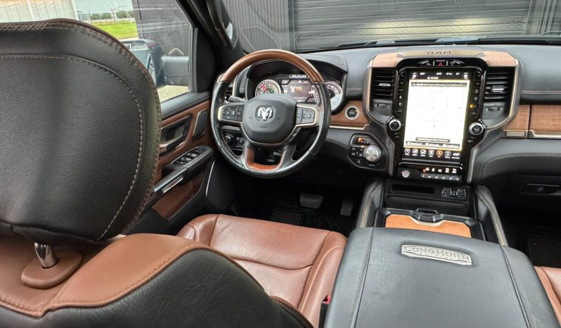 DODGE RAM 1500 5.7L HEMI V8 4X4 * LONGHORN EDITION * BOM VOL * UNIEK * PRACHTIGE CONDITIE * PATRIOT BLUE METALLIC * NIEUWSTAAT * 22 INCH 4-PLAY BREEDSET * SPLIT TAILGATE * ELEKTRISCHE TREEPLANKEN * AFSTAND START * LUCHTVERING * GROOT SCHERM * 360 CAMERA * vol