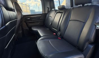 DODGE RAM 1500 5.7L HEMI V8 4X4 * SPORT * WIDE BODY * BLACK-OPPS * BOM VOL * 20 INCH LICHTMETALEN SPORTVELGEN * OFF ROAD BANDEN * CUSTOM CARBON F1 PERFORMANCE STUUR * CARVEN UITLAATSYSTEEM * SUPER DIK GELUID * PERFORMANCE REMMEN * vol