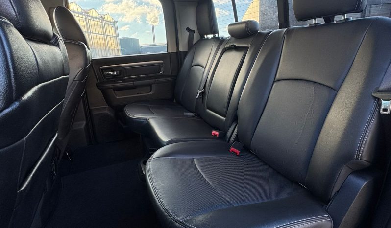 DODGE RAM 1500 5.7L HEMI V8 4X4 * SPORT * WIDE BODY * BLACK-OPPS * BOM VOL * 20 INCH LICHTMETALEN SPORTVELGEN * OFF ROAD BANDEN * CUSTOM CARBON F1 PERFORMANCE STUUR * CARVEN UITLAATSYSTEEM * SUPER DIK GELUID * PERFORMANCE REMMEN * vol