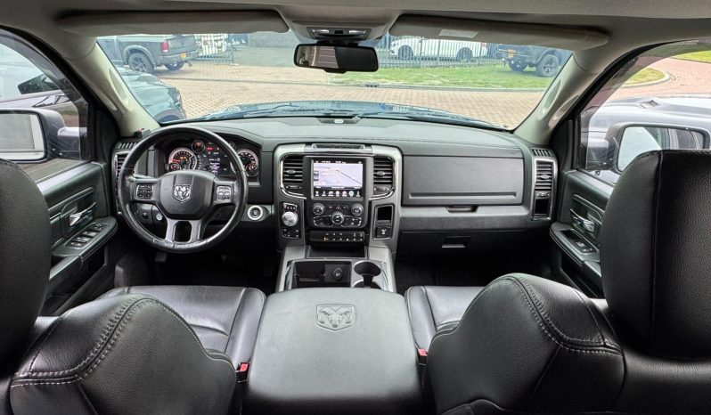 DODGE RAM 1500 5.7L HEMI 4X4 401PK V8 SPORT * FULL OPTION * PERFORMANCE HOOD * CUSTOM STRIPING * OPEN UITLAATSYSTEEM MET AFSTANDSB * AFSTAND START * 122 LITER LPG * CAMELEON VOORRAAM * TREKHAAK 3500 KG * LAGE BIJTELLING * vol