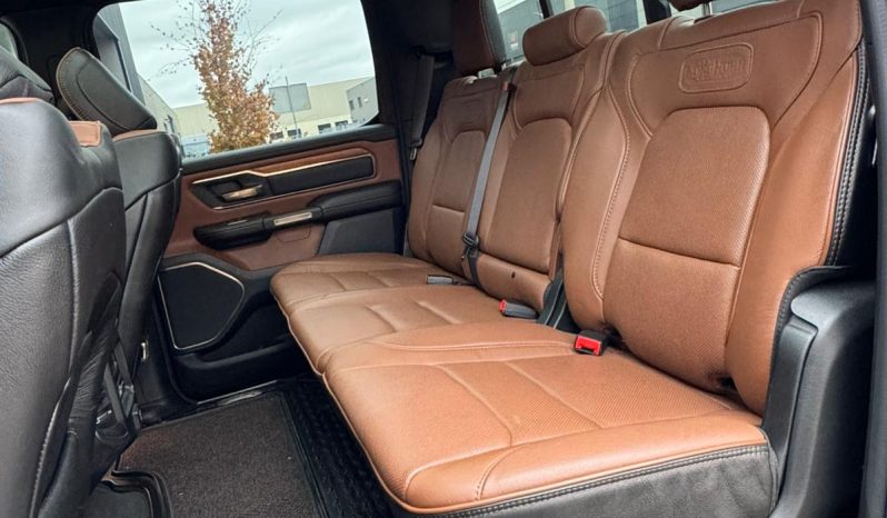 DODGE RAM 1500 5.7L HEMI V8 4X4 * LONGHORN EDITION * BOM VOL * UNIEK * PRACHTIGE CONDITIE * PATRIOT BLUE METALLIC * NIEUWSTAAT * 22 INCH 4-PLAY BREEDSET * SPLIT TAILGATE * ELEKTRISCHE TREEPLANKEN * AFSTAND START * LUCHTVERING * GROOT SCHERM * 360 CAMERA * vol