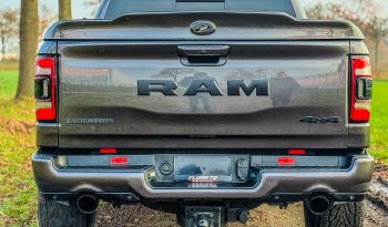 DODGE RAM 1500 5.7L HEMI V8 4X4 401PK * LARAMIE * SPORT * BLACK-OPPS * CRANITE CRYSTAL METALLIC * BOM VOL OPTIES * 22 INCH FUEL * 200 LITER LPG PRINS * PPF SMOKE VERLICHTING * 3500 KG TREKGEWICHT TREKHAAK * vol