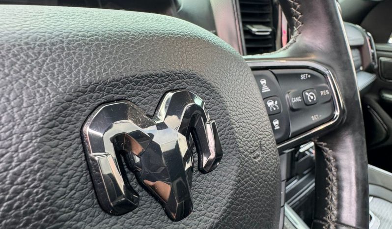 DODGE RAM 1500 5.7L HEMI 4X4 401PK V8 * LIMITED EDITION * PRACHTIGE KLEUR COMBINATIE * FULL OPTION * SPLIT TAILGATE * 122 LITER PRINS LPG * 22 INCH 4 – PLAY * BLACK-OPPS UITVOERING * DIGITALE CAMERA SPIEGEL * HEAD – UP DISPLAY * SUPER DIKKE PICK-UP * vol