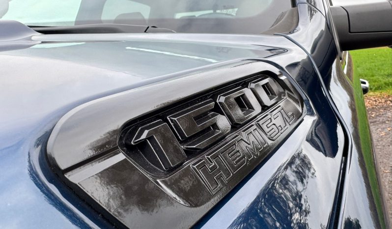 DODGE RAM 1500 5.7L HEMI V8 4X4 * LONGHORN EDITION * BOM VOL * UNIEK * PRACHTIGE CONDITIE * PATRIOT BLUE METALLIC * NIEUWSTAAT * 22 INCH 4-PLAY BREEDSET * SPLIT TAILGATE * ELEKTRISCHE TREEPLANKEN * AFSTAND START * LUCHTVERING * GROOT SCHERM * 360 CAMERA * vol