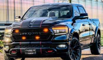 DODGE RAM 1500 5.7L HEMI 4X4 401PK V8 * SPORT * WIDE BODY * 22 INCH FUEL * MICKEY THOMPSON * TREINHOORN * ELEKTRISCHE TREEPLANKEN * CUSTOM CARBON STRIPING * MORIMOTO KOPLAMPEN *  B – E COMBINATIE * FIFTH WHEEL * GROOT SCHERM * KLEPPENDEMPER MET AFSTANDSBEDIENING * BOM VOL * vol