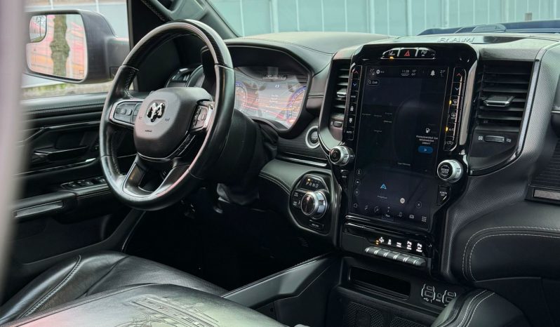 DODGE RAM 1500 5.7L HEMI 4X4 401PK V8 * LIMITED EDITION * PRACHTIGE KLEUR COMBINATIE * FULL OPTION * SPLIT TAILGATE * 122 LITER PRINS LPG * 22 INCH 4 – PLAY * BLACK-OPPS UITVOERING * DIGITALE CAMERA SPIEGEL * HEAD – UP DISPLAY * SUPER DIKKE PICK-UP * vol