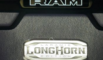 DODGE RAM 1500 5.7L HEMI V8 4X4 * LONGHORN EDITION * BOM VOL * UNIEK * PRACHTIGE CONDITIE * PATRIOT BLUE METALLIC * NIEUWSTAAT * 22 INCH 4-PLAY BREEDSET * SPLIT TAILGATE * ELEKTRISCHE TREEPLANKEN * AFSTAND START * LUCHTVERING * GROOT SCHERM * 360 CAMERA * vol