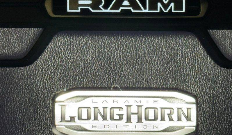 DODGE RAM 1500 5.7L HEMI V8 4X4 * LONGHORN EDITION * BOM VOL * UNIEK * PRACHTIGE CONDITIE * PATRIOT BLUE METALLIC * NIEUWSTAAT * 22 INCH 4-PLAY BREEDSET * SPLIT TAILGATE * ELEKTRISCHE TREEPLANKEN * AFSTAND START * LUCHTVERING * GROOT SCHERM * 360 CAMERA * vol