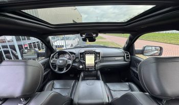 DODGE RAM 1500 5.7L HEMI 4X4 401PK V8 * SPORT * WIDE BODY * 22 INCH FUEL * MICKEY THOMPSON * TREINHOORN * ELEKTRISCHE TREEPLANKEN * CUSTOM CARBON STRIPING * MORIMOTO KOPLAMPEN *  B – E COMBINATIE * FIFTH WHEEL * GROOT SCHERM * KLEPPENDEMPER MET AFSTANDSBEDIENING * BOM VOL * vol