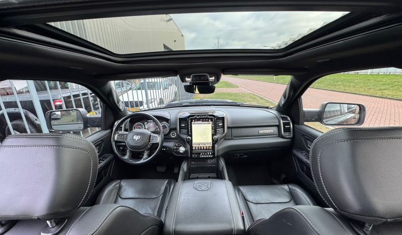 DODGE RAM 1500 5.7L HEMI 4X4 401PK V8 * SPORT * WIDE BODY * 22 INCH FUEL * MICKEY THOMPSON * TREINHOORN * ELEKTRISCHE TREEPLANKEN * CUSTOM CARBON STRIPING * MORIMOTO KOPLAMPEN *  B – E COMBINATIE * FIFTH WHEEL * GROOT SCHERM * KLEPPENDEMPER MET AFSTANDSBEDIENING * BOM VOL * vol