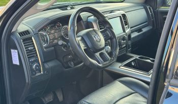 DODGE RAM 1500 5.7L HEMI V8 4X4 * SPORT * WIDE BODY * BLACK-OPPS * BOM VOL * 20 INCH LICHTMETALEN SPORTVELGEN * OFF ROAD BANDEN * CUSTOM CARBON F1 PERFORMANCE STUUR * CARVEN UITLAATSYSTEEM * SUPER DIK GELUID * PERFORMANCE REMMEN * vol