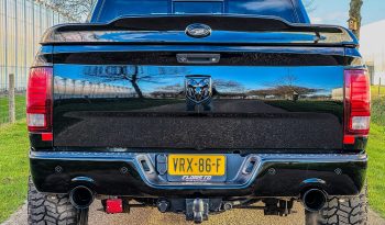 DODGE RAM 1500 5.7L HEMI V8 4X4 * SPORT * WIDE BODY * BLACK-OPPS * BOM VOL * 20 INCH LICHTMETALEN SPORTVELGEN * OFF ROAD BANDEN * CUSTOM CARBON F1 PERFORMANCE STUUR * CARVEN UITLAATSYSTEEM * SUPER DIK GELUID * PERFORMANCE REMMEN * vol