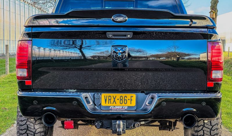 DODGE RAM 1500 5.7L HEMI V8 4X4 * SPORT * WIDE BODY * BLACK-OPPS * BOM VOL * 20 INCH LICHTMETALEN SPORTVELGEN * OFF ROAD BANDEN * CUSTOM CARBON F1 PERFORMANCE STUUR * CARVEN UITLAATSYSTEEM * SUPER DIK GELUID * PERFORMANCE REMMEN * vol