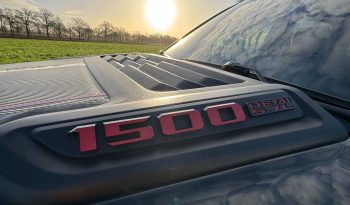 DODGE RAM 1500 5.7L HEMI 4X4 401PK V8 * SPORT * WIDE BODY * 22 INCH FUEL * MICKEY THOMPSON * TREINHOORN * ELEKTRISCHE TREEPLANKEN * CUSTOM CARBON STRIPING * MORIMOTO KOPLAMPEN *  B – E COMBINATIE * FIFTH WHEEL * GROOT SCHERM * KLEPPENDEMPER MET AFSTANDSBEDIENING * BOM VOL * vol