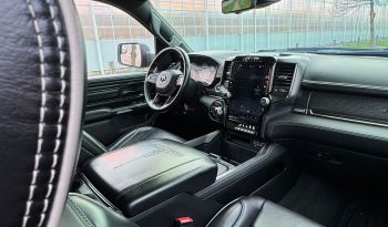 DODGE RAM 1500 5.7L HEMI 4X4 401PK V8 * LIMITED EDITION * PRACHTIGE KLEUR COMBINATIE * FULL OPTION * SPLIT TAILGATE * 122 LITER PRINS LPG * 22 INCH 4 – PLAY * BLACK-OPPS UITVOERING * DIGITALE CAMERA SPIEGEL * HEAD – UP DISPLAY * SUPER DIKKE PICK-UP * vol