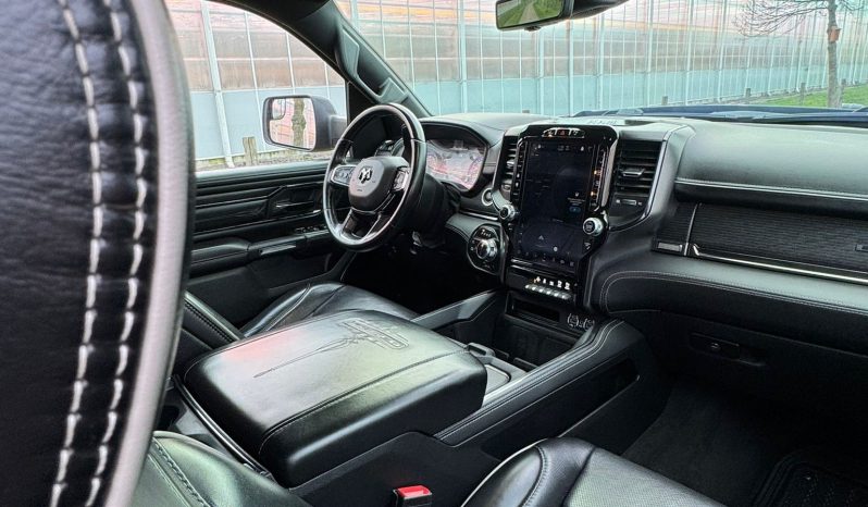 DODGE RAM 1500 5.7L HEMI 4X4 401PK V8 * LIMITED EDITION * PRACHTIGE KLEUR COMBINATIE * FULL OPTION * SPLIT TAILGATE * 122 LITER PRINS LPG * 22 INCH 4 – PLAY * BLACK-OPPS UITVOERING * DIGITALE CAMERA SPIEGEL * HEAD – UP DISPLAY * SUPER DIKKE PICK-UP * vol