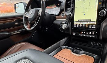 DODGE RAM 1500 5.7L HEMI V8 4X4 * LONGHORN EDITION * BOM VOL * UNIEK * PRACHTIGE CONDITIE * PATRIOT BLUE METALLIC * NIEUWSTAAT * 22 INCH 4-PLAY BREEDSET * SPLIT TAILGATE * ELEKTRISCHE TREEPLANKEN * AFSTAND START * LUCHTVERING * GROOT SCHERM * 360 CAMERA * vol