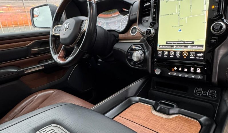 DODGE RAM 1500 5.7L HEMI V8 4X4 * LONGHORN EDITION * BOM VOL * UNIEK * PRACHTIGE CONDITIE * PATRIOT BLUE METALLIC * NIEUWSTAAT * 22 INCH 4-PLAY BREEDSET * SPLIT TAILGATE * ELEKTRISCHE TREEPLANKEN * AFSTAND START * LUCHTVERING * GROOT SCHERM * 360 CAMERA * vol