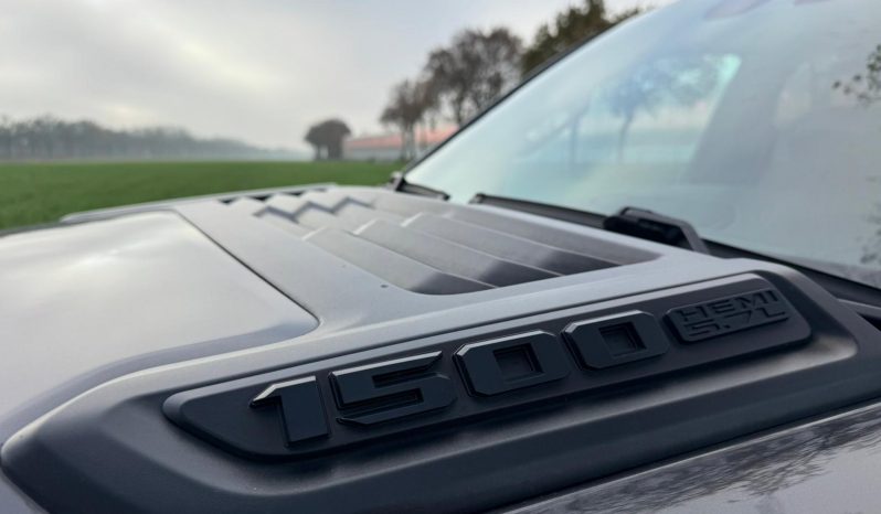 DODGE RAM 1500 5.7L HEMI V8 4X4 401PK * LARAMIE * SPORT * BLACK-OPPS * CRANITE CRYSTAL METALLIC * BOM VOL OPTIES * 22 INCH FUEL * 200 LITER LPG PRINS * PPF SMOKE VERLICHTING * 3500 KG TREKGEWICHT TREKHAAK * vol