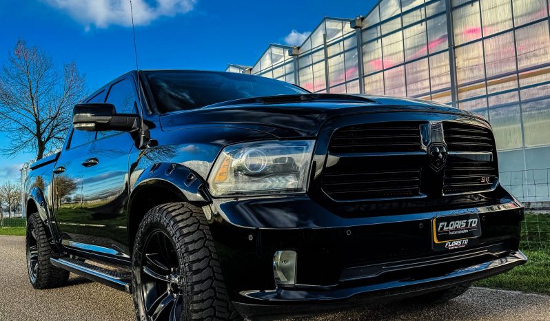DODGE RAM 1500 5.7L HEMI V8 4X4 * SPORT * WIDE BODY * BLACK-OPPS * BOM VOL * 20 INCH LICHTMETALEN SPORTVELGEN * OFF ROAD BANDEN * CUSTOM CARBON F1 PERFORMANCE STUUR * CARVEN UITLAATSYSTEEM * SUPER DIK GELUID * PERFORMANCE REMMEN * vol