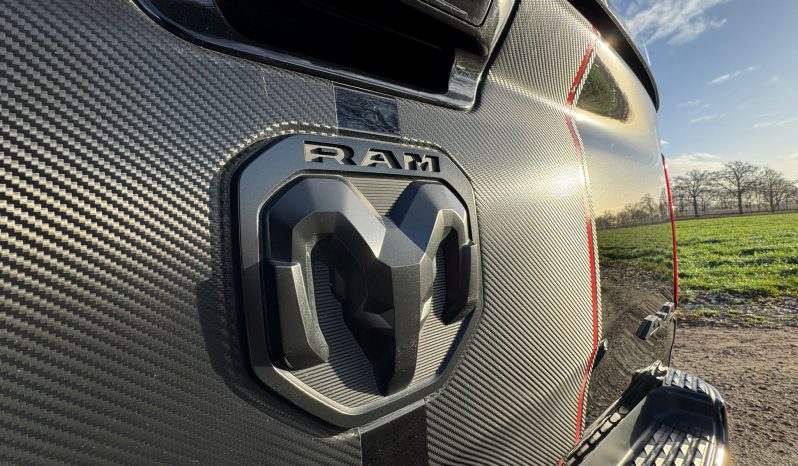 DODGE RAM 1500 5.7L HEMI 4X4 401PK V8 * SPORT * WIDE BODY * 22 INCH FUEL * MICKEY THOMPSON * TREINHOORN * ELEKTRISCHE TREEPLANKEN * CUSTOM CARBON STRIPING * MORIMOTO KOPLAMPEN *  B – E COMBINATIE * FIFTH WHEEL * GROOT SCHERM * KLEPPENDEMPER MET AFSTANDSBEDIENING * BOM VOL * vol