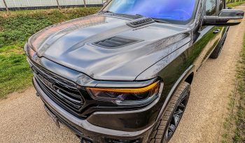 DODGE RAM 1500 5.7L HEMI 4X4 401PK V8 * LIMITED EDITION * PRACHTIGE KLEUR COMBINATIE * FULL OPTION * SPLIT TAILGATE * 122 LITER PRINS LPG * 22 INCH 4 – PLAY * BLACK-OPPS UITVOERING * DIGITALE CAMERA SPIEGEL * HEAD – UP DISPLAY * SUPER DIKKE PICK-UP * vol