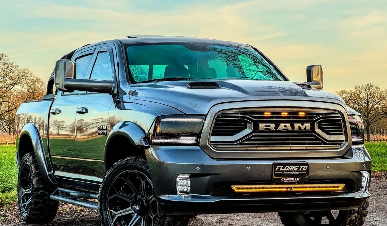 DODGE RAM 1500 5.7L V8 HEMI 4X4 401PK * SPORT * WIDE BODY * VERHOOGD * VERBREED * MORIMOTO KOPLAMPEN * CUSTOM UITLAATSYSTEEM * PPF SMOKE VERLICHTING * ROLBAR * LAGE BIJTELLING * LEDBAR * 22 INCH LICHTMETALEN SPORTVELGEN * ROLBAR * OFF ROAD BANDEN * vol