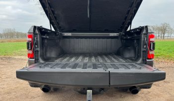 DODGE RAM 1500 5.7L HEMI 4X4 401PK V8 * LIMITED EDITION * PRACHTIGE KLEUR COMBINATIE * FULL OPTION * SPLIT TAILGATE * 122 LITER PRINS LPG * 22 INCH 4 – PLAY * BLACK-OPPS UITVOERING * DIGITALE CAMERA SPIEGEL * HEAD – UP DISPLAY * SUPER DIKKE PICK-UP * vol