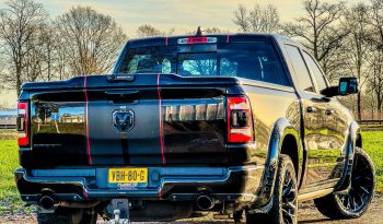DODGE RAM 1500 5.7L HEMI 4X4 401PK V8 * SPORT * WIDE BODY * 22 INCH FUEL * MICKEY THOMPSON * TREINHOORN * ELEKTRISCHE TREEPLANKEN * CUSTOM CARBON STRIPING * MORIMOTO KOPLAMPEN *  B – E COMBINATIE * FIFTH WHEEL * GROOT SCHERM * KLEPPENDEMPER MET AFSTANDSBEDIENING * BOM VOL * vol