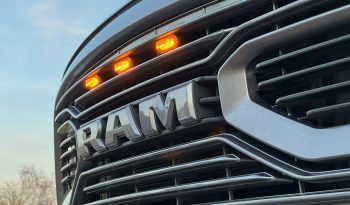 DODGE RAM 1500 5.7L V8 HEMI 4X4 401PK * SPORT * WIDE BODY * VERHOOGD * VERBREED * MORIMOTO KOPLAMPEN * CUSTOM UITLAATSYSTEEM * PPF SMOKE VERLICHTING * ROLBAR * LAGE BIJTELLING * LEDBAR * 22 INCH LICHTMETALEN SPORTVELGEN * ROLBAR * OFF ROAD BANDEN * vol