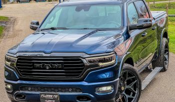 DODGE RAM 1500 5.7L HEMI V8 4X4 * LONGHORN EDITION * BOM VOL * UNIEK * PRACHTIGE CONDITIE * PATRIOT BLUE METALLIC * NIEUWSTAAT * 22 INCH 4-PLAY BREEDSET * SPLIT TAILGATE * ELEKTRISCHE TREEPLANKEN * AFSTAND START * LUCHTVERING * GROOT SCHERM * 360 CAMERA * vol