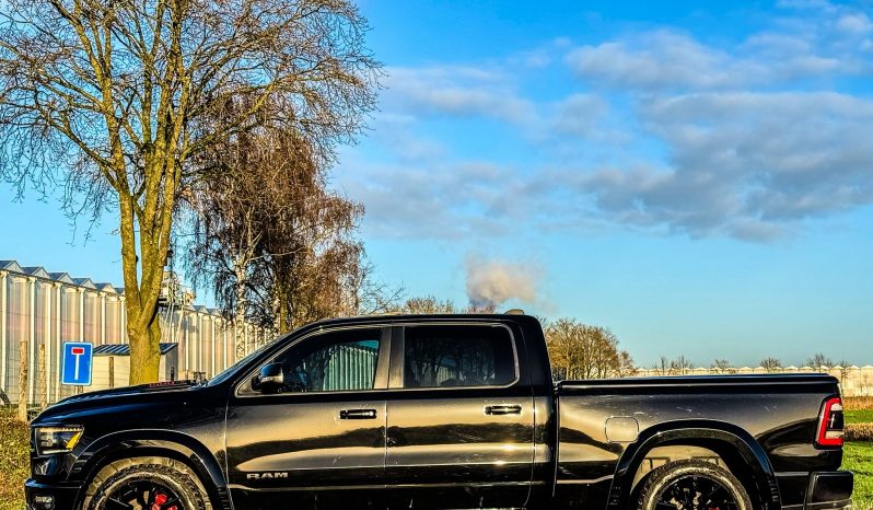DODGE RAM 1500 5.7L HEMI 4X4 401PK V8 * SPORT * WIDE BODY * 22 INCH FUEL * MICKEY THOMPSON * TREINHOORN * ELEKTRISCHE TREEPLANKEN * CUSTOM CARBON STRIPING * MORIMOTO KOPLAMPEN *  B – E COMBINATIE * FIFTH WHEEL * GROOT SCHERM * KLEPPENDEMPER MET AFSTANDSBEDIENING * BOM VOL * vol