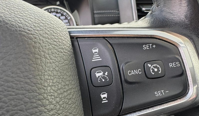 DODGE RAM 1500 5.7L HEMI V8 4X4 401PK * LARAMIE * SPORT * BLACK-OPPS * CRANITE CRYSTAL METALLIC * BOM VOL OPTIES * 22 INCH FUEL * 200 LITER LPG PRINS * PPF SMOKE VERLICHTING * 3500 KG TREKGEWICHT TREKHAAK * vol