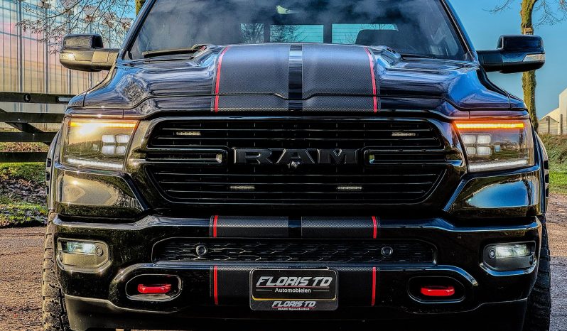 DODGE RAM 1500 5.7L HEMI 4X4 401PK V8 * SPORT * WIDE BODY * 22 INCH FUEL * MICKEY THOMPSON * TREINHOORN * ELEKTRISCHE TREEPLANKEN * CUSTOM CARBON STRIPING * MORIMOTO KOPLAMPEN *  B – E COMBINATIE * FIFTH WHEEL * GROOT SCHERM * KLEPPENDEMPER MET AFSTANDSBEDIENING * BOM VOL * vol