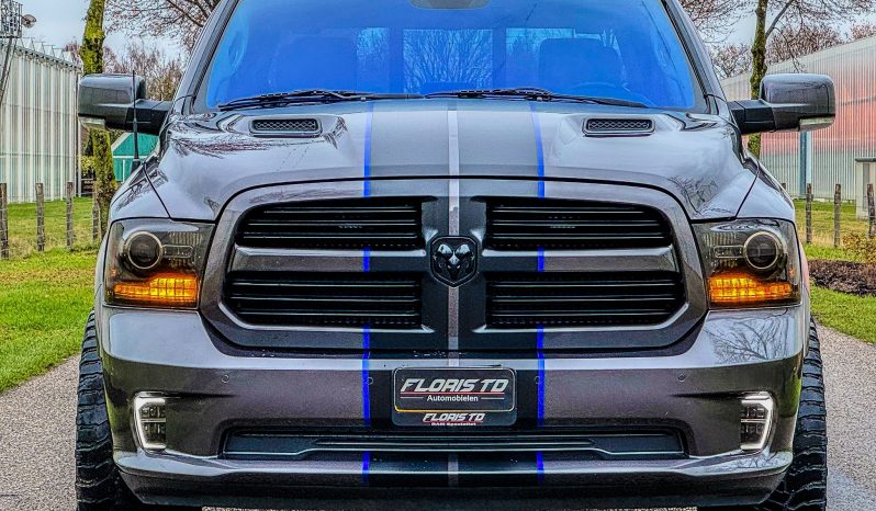 DODGE RAM 1500 5.7L HEMI 4X4 401PK V8 SPORT * FULL OPTION * PERFORMANCE HOOD * CUSTOM STRIPING * OPEN UITLAATSYSTEEM MET AFSTANDSB * AFSTAND START * 122 LITER LPG * CAMELEON VOORRAAM * TREKHAAK 3500 KG * LAGE BIJTELLING * vol
