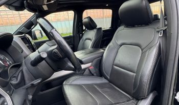 DODGE RAM 1500 5.7L HEMI 4X4 401PK V8 * SPORT * WIDE BODY * 22 INCH FUEL * MICKEY THOMPSON * TREINHOORN * ELEKTRISCHE TREEPLANKEN * CUSTOM CARBON STRIPING * MORIMOTO KOPLAMPEN *  B – E COMBINATIE * FIFTH WHEEL * GROOT SCHERM * KLEPPENDEMPER MET AFSTANDSBEDIENING * BOM VOL * vol