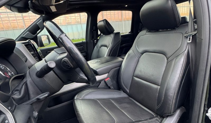 DODGE RAM 1500 5.7L HEMI 4X4 401PK V8 * SPORT * WIDE BODY * 22 INCH FUEL * MICKEY THOMPSON * TREINHOORN * ELEKTRISCHE TREEPLANKEN * CUSTOM CARBON STRIPING * MORIMOTO KOPLAMPEN *  B – E COMBINATIE * FIFTH WHEEL * GROOT SCHERM * KLEPPENDEMPER MET AFSTANDSBEDIENING * BOM VOL * vol