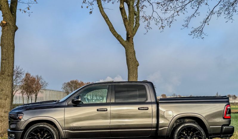 DODGE RAM 1500 5.7L HEMI V8 4X4 401PK * LARAMIE * SPORT * BLACK-OPPS * CRANITE CRYSTAL METALLIC * BOM VOL OPTIES * 22 INCH FUEL * 200 LITER LPG PRINS * PPF SMOKE VERLICHTING * 3500 KG TREKGEWICHT TREKHAAK * vol