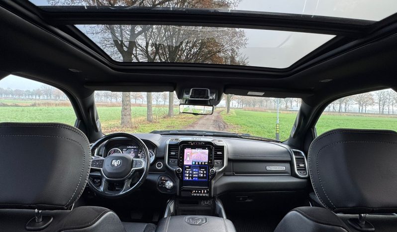 DODGE RAM 1500 5.7L HEMI V8 4X4 401PK * LARAMIE * SPORT * BLACK-OPPS * CRANITE CRYSTAL METALLIC * BOM VOL OPTIES * 22 INCH FUEL * 200 LITER LPG PRINS * PPF SMOKE VERLICHTING * 3500 KG TREKGEWICHT TREKHAAK * vol