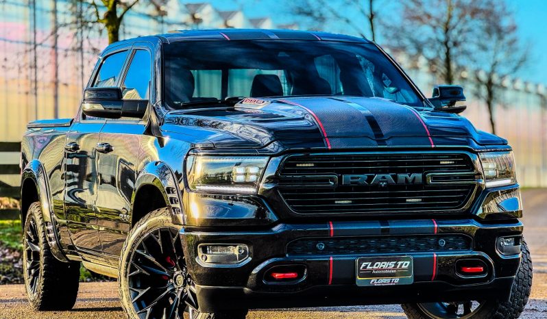 DODGE RAM 1500 5.7L HEMI 4X4 401PK V8 * SPORT * WIDE BODY * 22 INCH FUEL * MICKEY THOMPSON * TREINHOORN * ELEKTRISCHE TREEPLANKEN * CUSTOM CARBON STRIPING * MORIMOTO KOPLAMPEN *  B – E COMBINATIE * FIFTH WHEEL * GROOT SCHERM * KLEPPENDEMPER MET AFSTANDSBEDIENING * BOM VOL * vol