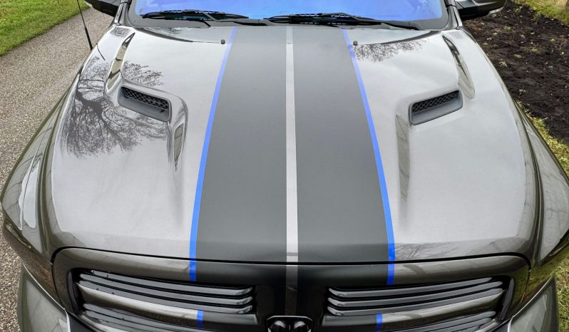 DODGE RAM 1500 5.7L HEMI 4X4 401PK V8 SPORT * FULL OPTION * PERFORMANCE HOOD * CUSTOM STRIPING * OPEN UITLAATSYSTEEM MET AFSTANDSB * AFSTAND START * 122 LITER LPG * CAMELEON VOORRAAM * TREKHAAK 3500 KG * LAGE BIJTELLING * vol