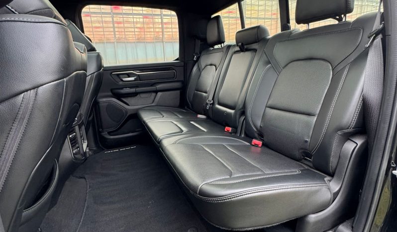 DODGE RAM 1500 5.7L HEMI 4X4 401PK V8 * SPORT * WIDE BODY * 22 INCH FUEL * MICKEY THOMPSON * TREINHOORN * ELEKTRISCHE TREEPLANKEN * CUSTOM CARBON STRIPING * MORIMOTO KOPLAMPEN *  B – E COMBINATIE * FIFTH WHEEL * GROOT SCHERM * KLEPPENDEMPER MET AFSTANDSBEDIENING * BOM VOL * vol