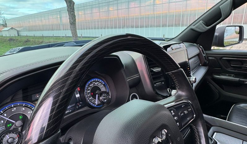 DODGE RAM 1500 5.7L HEMI 4X4 401PK V8 * LIMITED EDITION * PRACHTIGE KLEUR COMBINATIE * FULL OPTION * SPLIT TAILGATE * 122 LITER PRINS LPG * 22 INCH 4 – PLAY * BLACK-OPPS UITVOERING * DIGITALE CAMERA SPIEGEL * HEAD – UP DISPLAY * SUPER DIKKE PICK-UP * vol